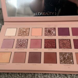 HUDA BEAUTY Naught Nude Eyeshadow Palette